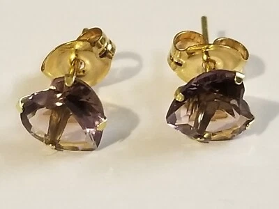 Aretes de alejandrita creados en laboratorio de 6 mm talla corazón en oro amarillo de 10 k Foto 1 de 4