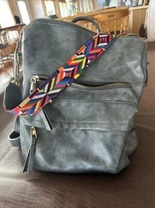 Rucksack oder Wickeltasche veganes Leder grau mit Gitarrengurt FASHION HAVEN - Bild 1 von 4