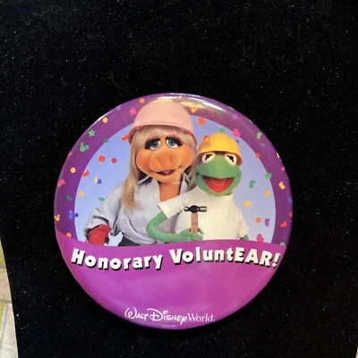 Broche de botão Disney World honorário VoluntEAR Muppets caco sapo Miss Piggy - Imagem 1 de 4