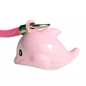 Correa con dije de campana de delfín rosa - Imagen 1 de 4
