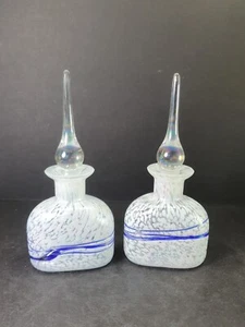 Paar schöne irisierende weiß gesprenkelte blaue Wirbel Kunst Glas Parfüm Flaschen - Bild 1 von 8
