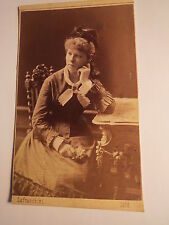 Wien - 1876  sitzendes Mädchen - junge Frau mit Schleife im Haar - Kulisse / CDV