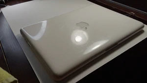 White 2009 Apple MacBook 13" unibody - C2D 2.26 GHz, 4 GB, No HDD - Picture 1 of 8