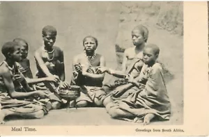 Original Postkarte Anfang 1900 ~ südafrikanische Frauen zur "Mahlzeit" versammelt - Bild 1 von 3