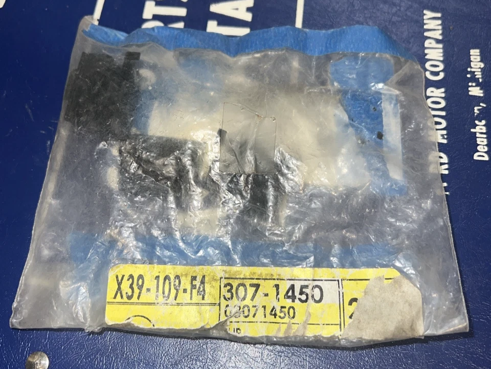 NOS 1978-1987 Chevrolet EL Camino Upper Roof Bed Molding Clips GM 3071450 - Image 1 of 1