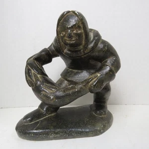 Arte esquimal inuit de colección pescador hombre con escultura de pez/estatuilla - Imagen 1 de 9