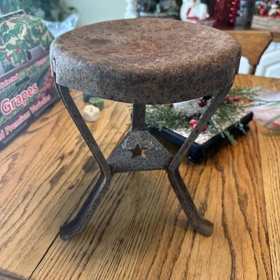 "Taburete de ordeño para lácteos estrella recortado primitivo principios de 1900 metal hierro fundido 12"" de alto" Foto 1 de 4