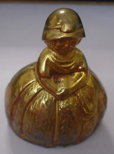 Campanella donna stile coloniale piccola ottone con gambe a clapper vintage ottime condizioni patina - Foto 1 di 11