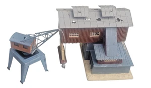 Model Power Blue Coal Depot & Crane  - N Scale Built Kit Train Railroad - Picture 1 of 5
