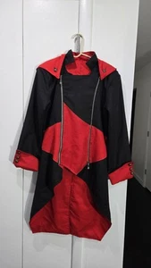 Assassin's Creed Cosplay Jacke mit Kapuze Wendekostüm rot/schwarz siehe Fotos - Bild 1 von 13