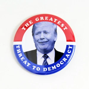 Botón Retrovertido Greatest Threat To Democracy | Anti Trump Drumpf Not My President - Imagen 1 de 2