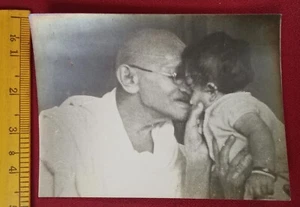 MAHATMA GANDHI JI WITH SMALL CHILD REAL BROMID PHOTO, SIZE 4.5 x 6 INCHES, FINE. - Picture 1 of 2
