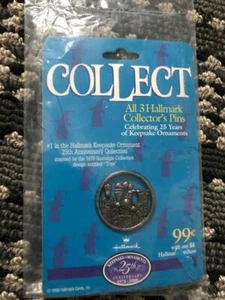 1998 Hallmark Keepsake Ornament Collectors 25th Anniversary Pin #1 of 3 - "TOYS" - Bild 1 von 3