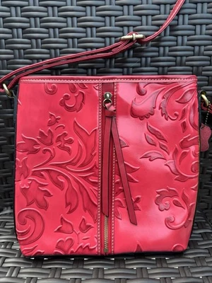 "Bolso bandolera Madi Claire de cuero rojo en relieve, 9 X 9 1/2""" Foto 1 de 4