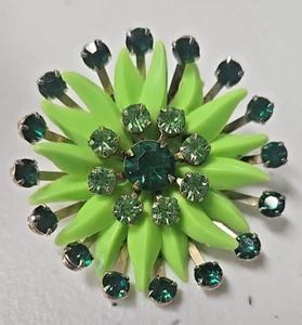 Vintage limettengrüne Kunststoff Blumen Brosche mit dunklen und hellgrünen Strasssteinen - Bild 1 von 3