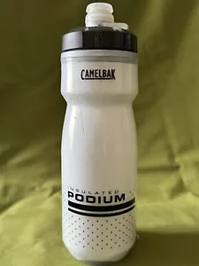 NUOVA BOTTIGLIA D'ACQUA PODIO ISOLATA CHILL CAMELBAK 21 OZ BIANCA/NERA NUOVA CON ETICHETTE - Foto 1 di 3