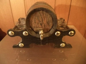 ANTIQUE Vintage WOODED WINE BARREL & SPIGOT WITH GLASSES AND STAND FOR Tabletop - Bild 1 von 13