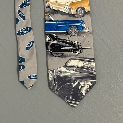 Ford Motor Co. Corbata de seda gris con coches 56” Ford Car y Balacine Inc Foto 1 de 4