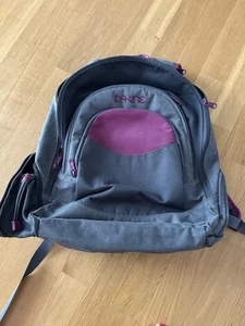 Neuwertiger grauer Schul-Rucksack von DAKINE mit Federmäppchen - Bild 1 von 4