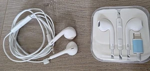 2 Stück Apple iPhone Kabelgebundene Ohrhörer Ohrhörer - Bild 1 von 4