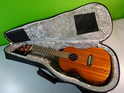 aNueNue concert ukulele with case Papa II used item - Image 1 of 4