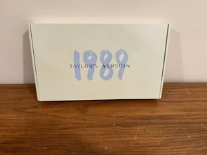 1989 (Taylors Version) Filmstreifen Vinyl Display Regal Regale IN HAND! Neu im Karton - Bild 1 von 2