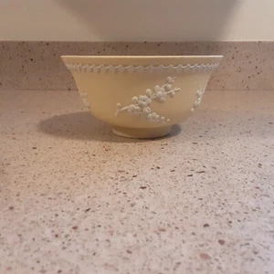 Cuenco Wedgwood Jasperware amarillo pronagra blanco con patas Prunus 5 3/4 pulgadas - Imagen 1 de 10