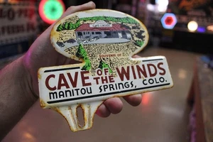 SELTENES 50er JAHRE HÖHLE DER WINDE MANITOU SPRINGS COLORADO BEMALTES METALLSCHILD AUFSATZ - Bild 1 von 12