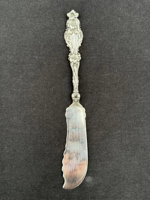 Cuchillo de mantequilla maestro de plata esterlina Lily by Whiting 7 1/2" Foto 1 de 3