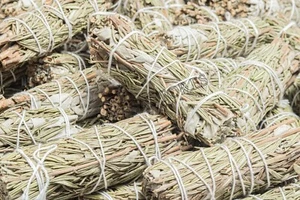 Paquete de 4" NessaStores CA White Sage + Rosemary Smudge Stick (18 piezas) #JC-158 - Imagen 1 de 4