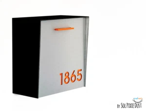 Buzón moderno cara plateada de aluminio, cuerpo negro, números acrílicos naranjas, tipo 1 - Imagen 1 de 8