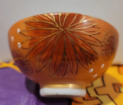 Taza de sake japonesa Kurani de oro rojo crisantemo Foto 1 de 4