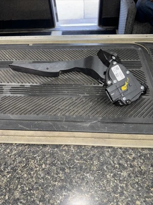 2015 - 2018 GMC SIERRA 1500 GAS PEDAL ACCELERATOR THROTTLE SENSOR OEM - Image 1 of 4