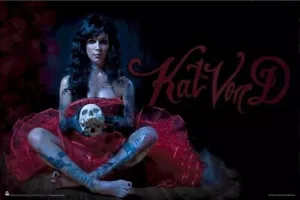 KAT VON D ~ SENTADO CON CALAVERA 24x36 Pinup Tatuaje Miami LA Tinta TV ¡NUEVO/ENROLLADO! - Imagen 1 de 1