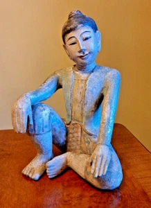 Südostasiatischer polychrom bemalter geschnitzter sitzender burmesischer Tänzer aus Holz - Bild 1 von 5