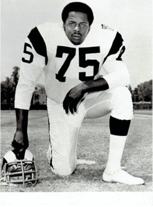 1971 Press Photo Los Angeles Rams Football Player Deacon Jones poses in uniform - Picture 1 of 2