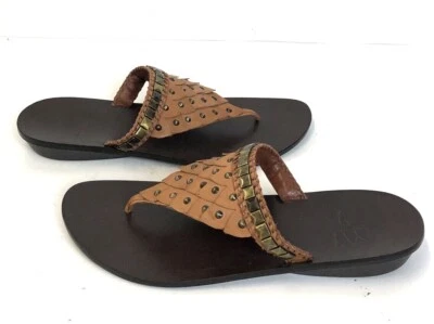 Sandalias B. Makowsky para mujer Grace de latón con tachuelas de cuero tostado 6,5 M sin cordones Foto 1 de 4