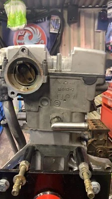 Tubo de salida de agua Vauxhall C20XE 90 grados Kadett Chevette Escort techo rojo - Imagen 1 de 4