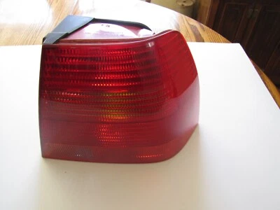 Luz trasera Volkswagen Jetta MK4 1999,5-2003 pasajero (derecha) OEM Foto 1 de 4