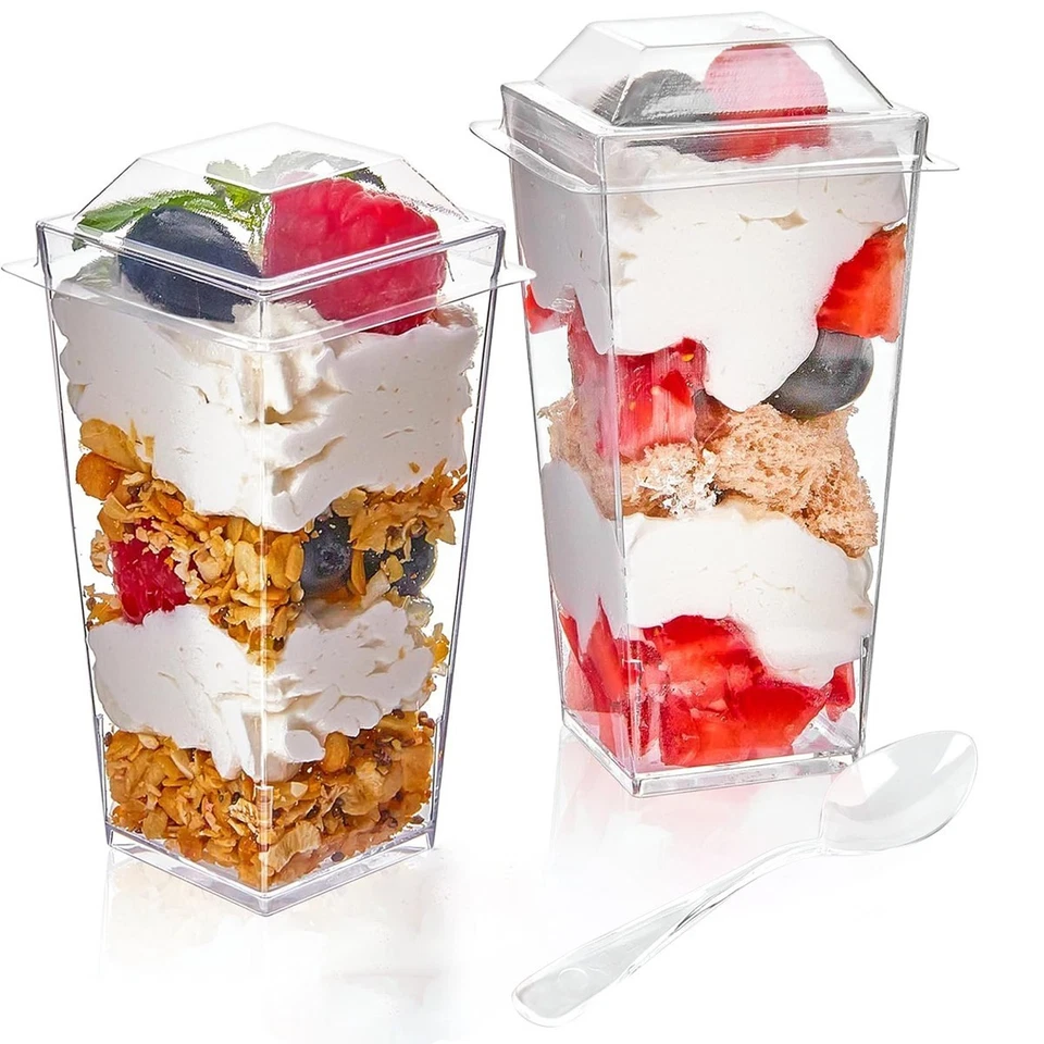 Paquete de 50 tazas de postre de plástico transparente con tapas y cucharas, cuadradas reutilizables Foto 1 de 4