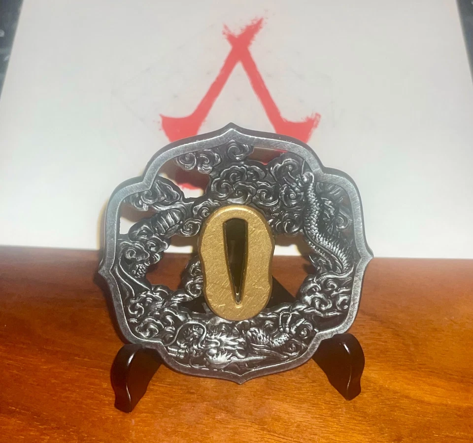 NAOE'S KATANA TSUBA ASSASSIN'S CREED SOMBRAS EDICIÓN COLECCIONISTA METAL ASSASSINS Foto 1 de 1