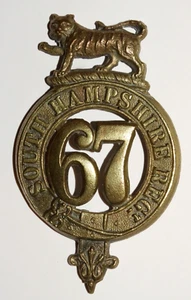 INSIGNIAS DE GORRA MILITAR BRITÁNICA, El 67o Regimiento de Pie de South Hampshire 1874-1881 - Imagen 1 de 2