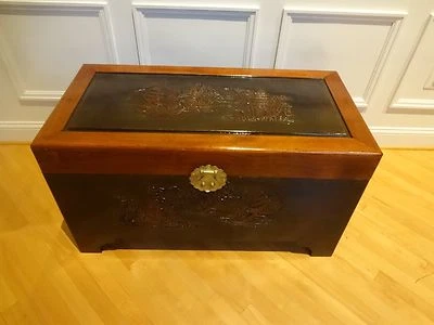 Antiguo baúl chino de madera de alcanfor tallado a mano Foto 1 de 4