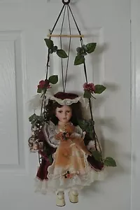 Schöne Porzellanpuppe auf Schaukel - braune Haare & braune Augen - 16" m. Schaukel 30" - Bild 1 von 2