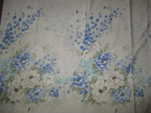 Vintage BLAU WEISSE BLUMEN SCHMETTERLINGE auf weiß 70er Jahre POLYESTER Stoff - schüchtern 3 Meter - Bild 1 von 2