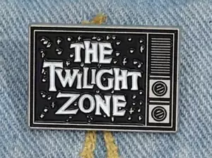THE TWILIGHT ZONE Pin - Sci-Fi klassische TV-Show - KOSTENLOSER VERSAND - Bild 1 von 1