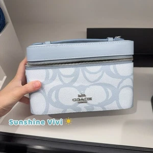 Astuccio cosmetico Coach nuovo con etichette in tela firmato schizzo CBK45 argento/blu ghiaccio - Foto 1 di 9