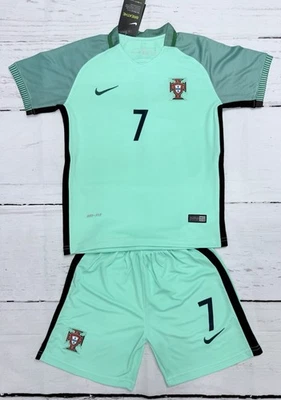 Conjunto de kits juveniles de camiseta retro de Ronaldo Portugal (camiseta y pantalones cortos) - GRANDE (28) Foto 1 de 4
