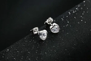 Petites Boucles d'Oreilles Femme Puces Coeur Cristal Blanc - Bijoux des Lys - Foto 1 di 5
