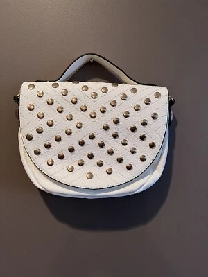 BOLSO BANDOLERA CONVERTIBLE ENVIDY BLANCO GUIJARRO IMITACIÓN CUERO DORADO CON TACHUELAS  Foto 1 de 4